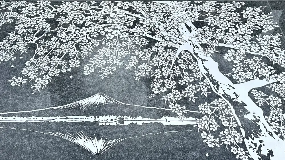 庵治石に彫刻された富士山とソメイヨシノ
