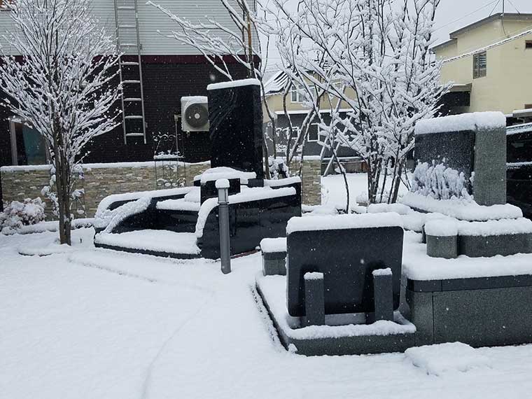 北海道札幌営業所　墓石と雪景色