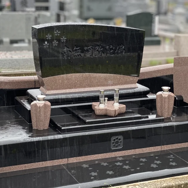 福井県坂井市のデザイン墓施工例（インド産 新MU、インド産 八重桜）