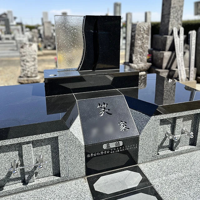 茨城県稲敷市のガラスデザイン墓施工例（インド産新MU、アーバングレー）