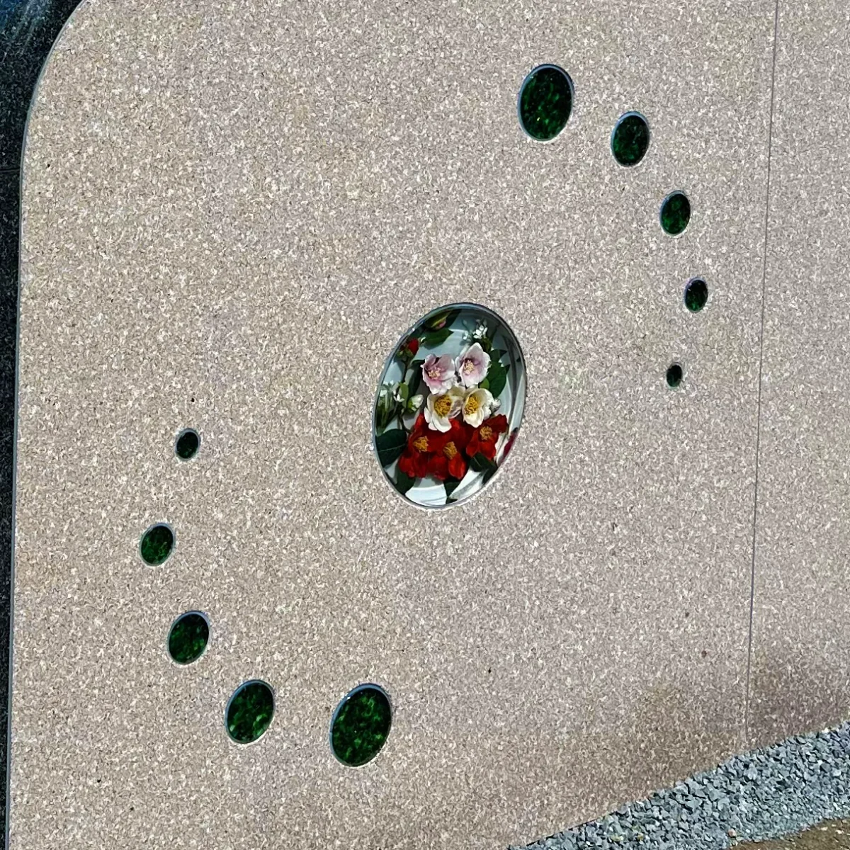 墓石の花の装飾　フラワーメモリアル　つばき