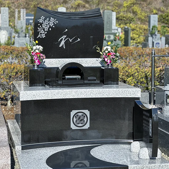 和歌山県岩出市のデザイン墓施工例（インド産クンナム、国産稲田石）