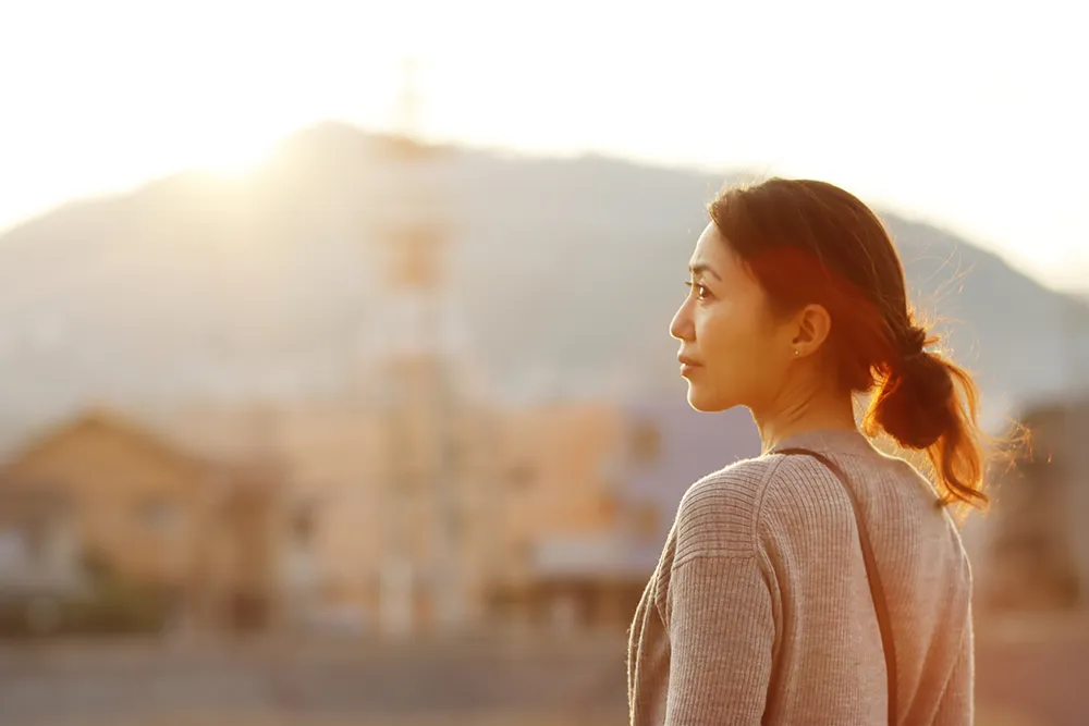 夕日の中の女性
