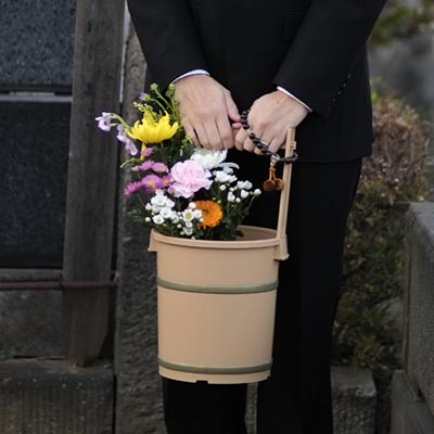 お墓に水